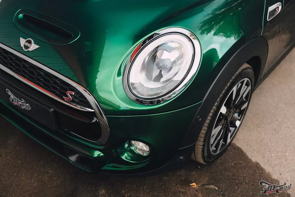 Оклеили Mini Cooper цветным полиуретаном, заменили хромированные детали, окрасили диски и суппорта, выполнили комплекс детейлинг-услуг и техническое обслуживание